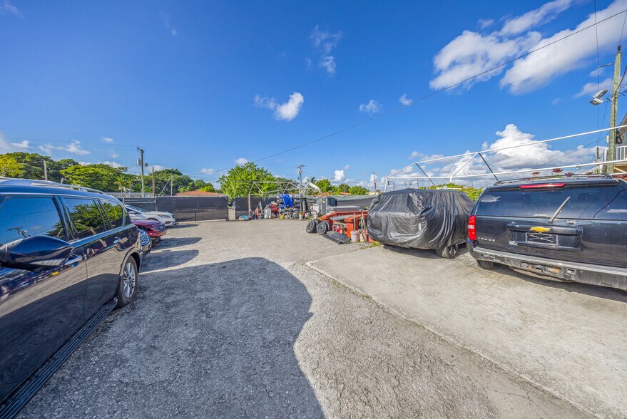 More Photos Of 2548 NW 36th St, Miami Auto Dealership For Lease