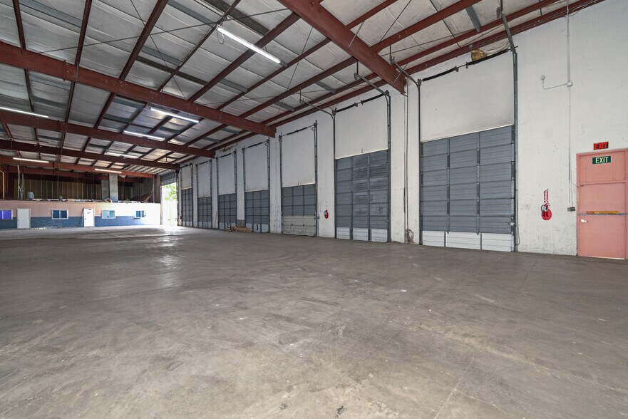 More Photos Of 6546 Petropark Dr, Houston Warehouse For Lease