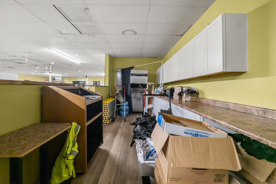 More Photos Of 2541 W Southcross Blvd, San Antonio General Retail For Lease