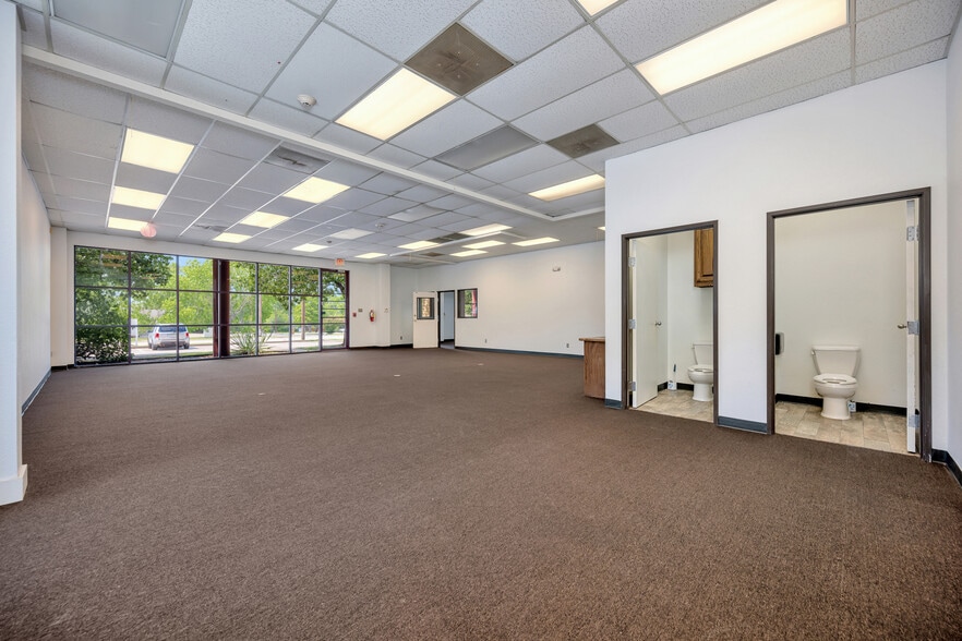 More Photos Of 132 El Chico Trl, Willow Park Medical For Lease