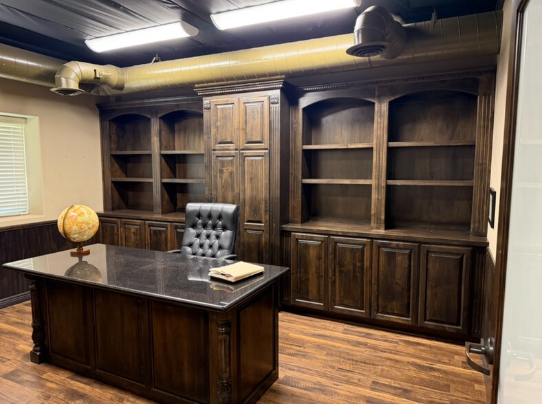 More Photos Of 2144 E Pacific Ave, Tulare Showroom For Lease