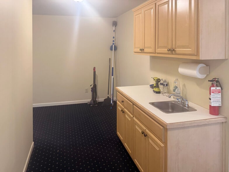 More Photos Of 1461 White Cir, Marietta Warehouse For Lease