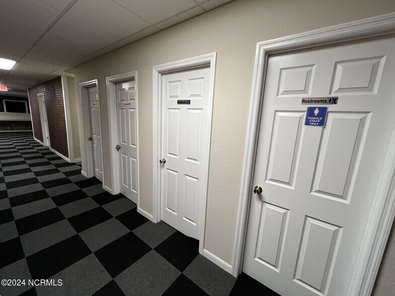 More Photos Of 709 1/2 Southwest Blvd, Clinton Warehouse For Lease