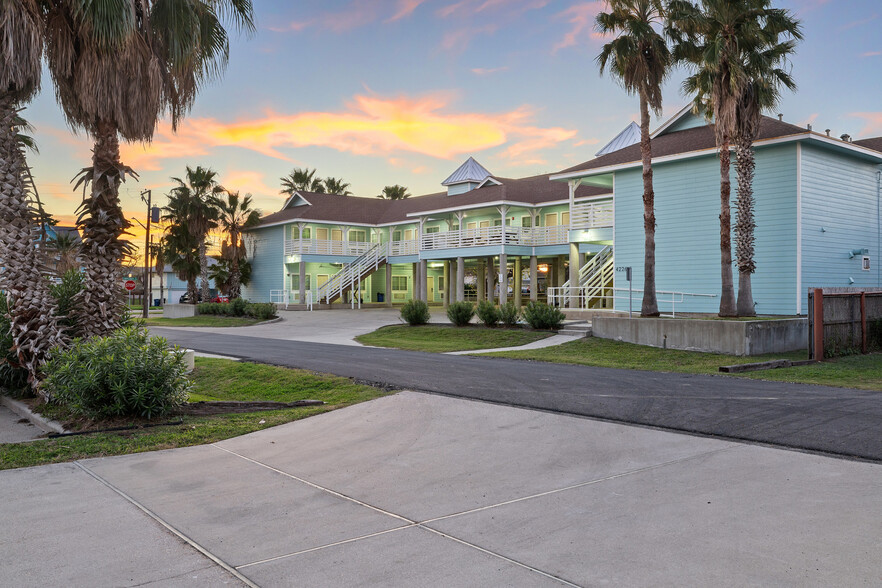 Primary Photo Of 4242 Laguna Shores Rd, Corpus Christi Hotel For Sale