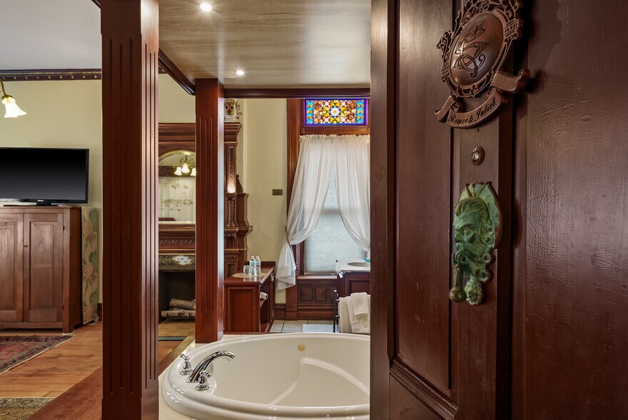 More Photos Of 809 Hall St, Saint Joseph Hospitality For Sale