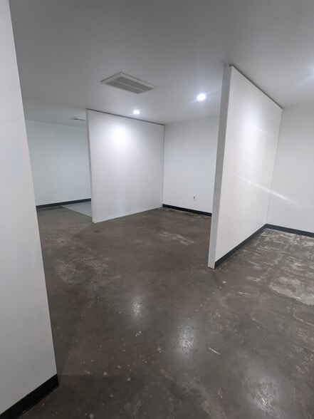 More Photos Of 930 S Graham-hopedale Rd, Graham Flex For Lease