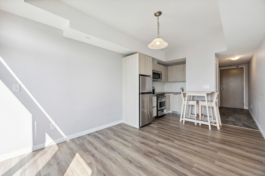 More Photos Of 335 College St, Toronto Apartments For Sale