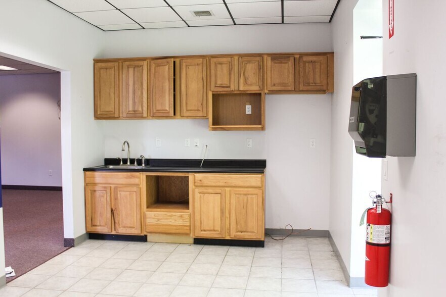 More Photos Of 70 Zachary Rd, Manchester Research And Development For Lease