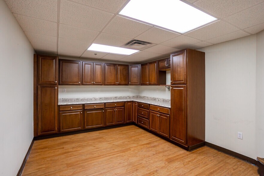 More Photos Of 6400 Brooktree Ct, Wexford Medical For Lease