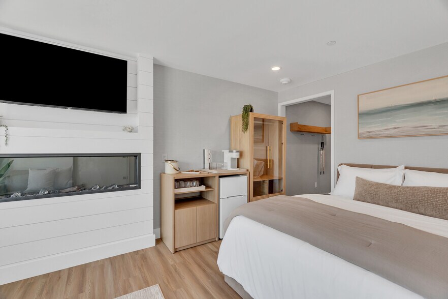 More Photos Of 32 Broadway Ave, Mystic Hotel For Sale