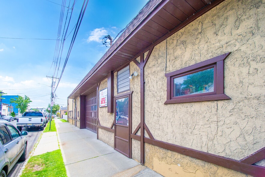 More Photos Of 40 Columbus St, Bloomfield Showroom For Sale