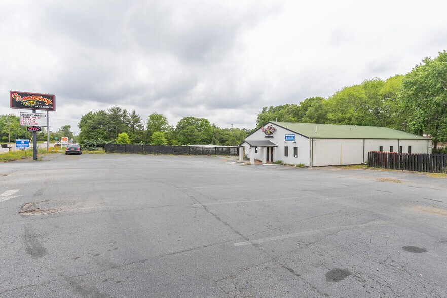 More Photos Of 1704-1710 W Main St, Central Restaurant For Lease