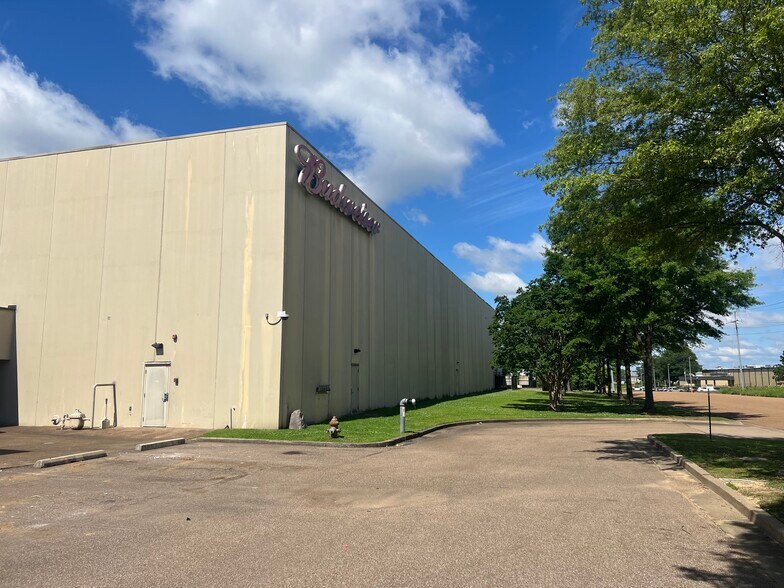 More Photos Of 10777 High Point Dr, Olive Branch Distribution For Lease