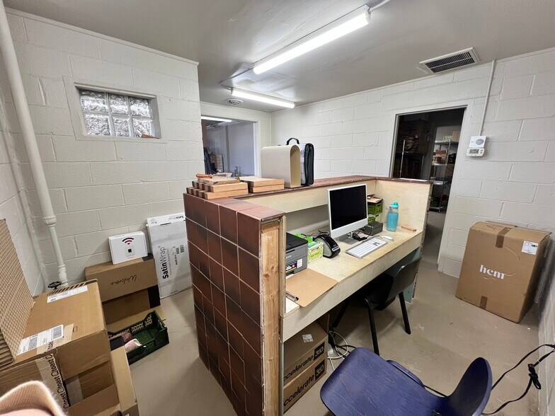 More Photos Of 3901 Falls Rd, Baltimore Auto Repair For Lease