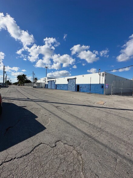 More Photos Of 2751-2755 NW 75th St, Miami Warehouse For Lease