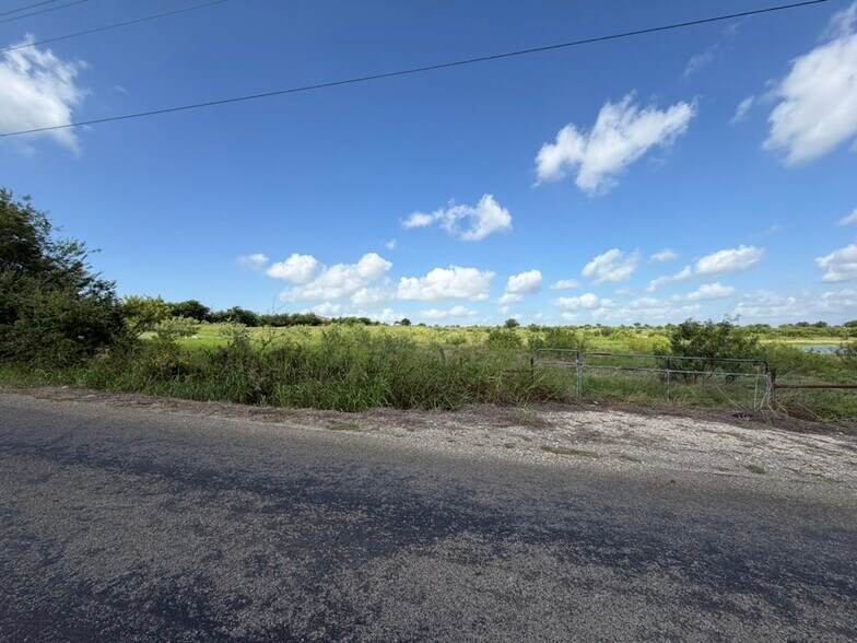 More Photos Of 13745 IH 35 Service Road, Jarrell Land For Sale