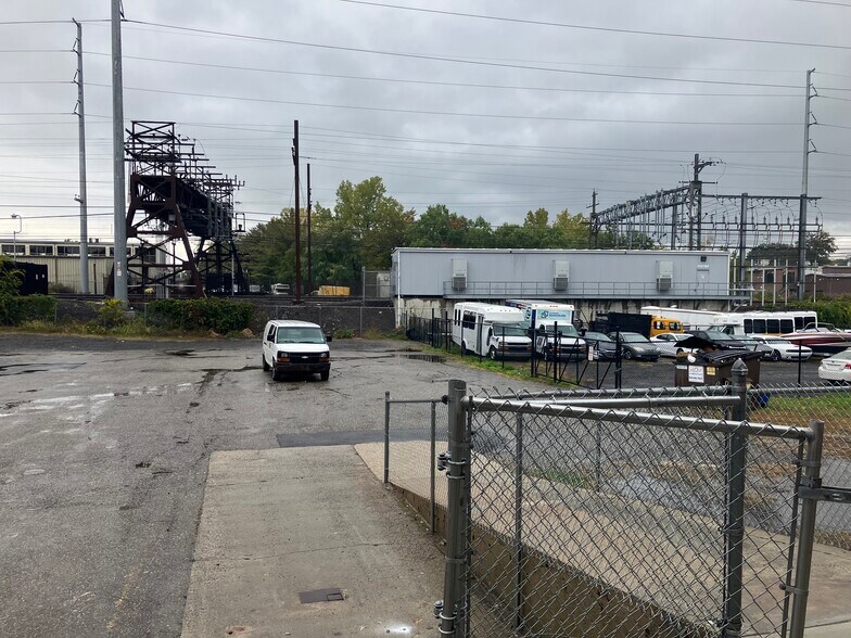 More Photos Of 1313 Connecticut Ave, Bridgeport Light Distribution For Lease