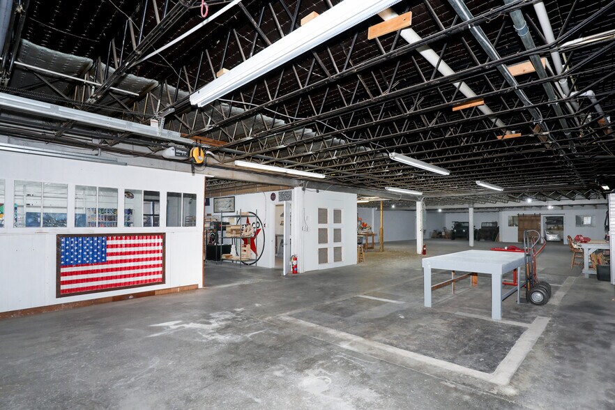 More Photos Of 18 W Currahee St, Toccoa Showroom For Sale