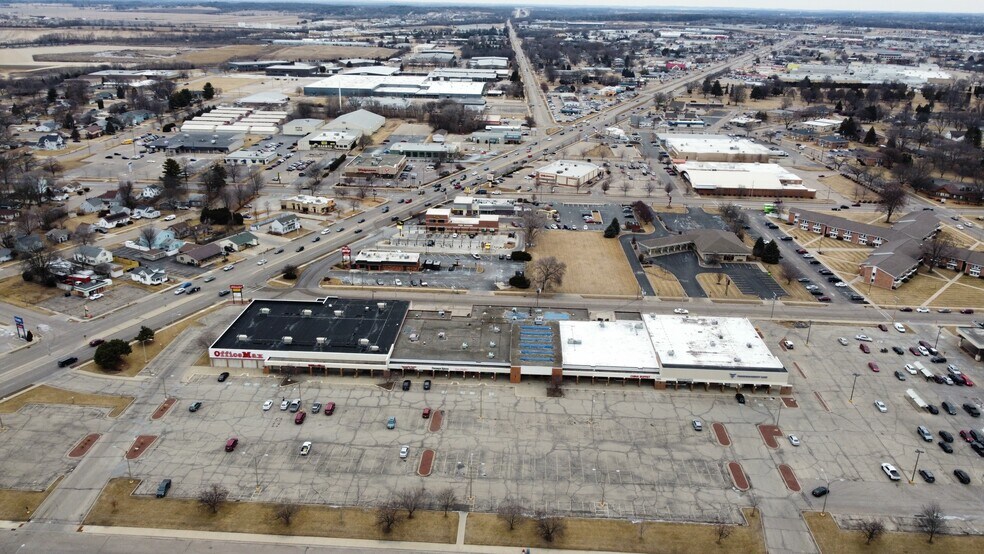 More Photos Of 1319-1413 Creston Park Dr, Janesville Storefront For Sale