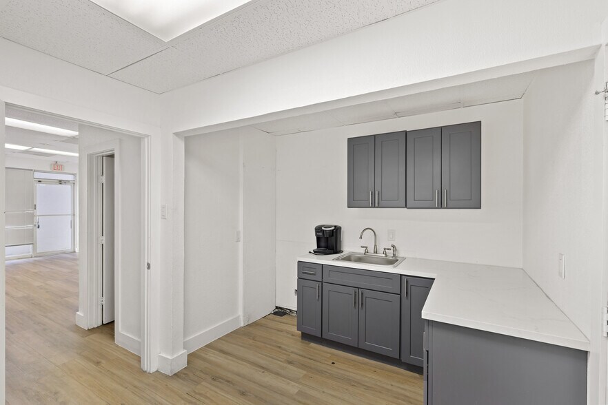 More Photos Of 3109 Garden Brook Dr, Farmers Branch Warehouse For Sale