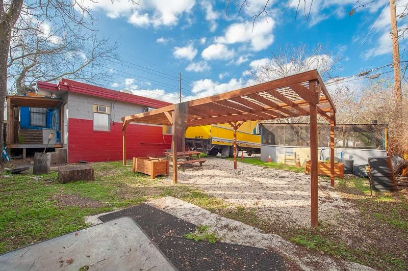 More Photos Of 1311 Chestnut Ave, Austin Freestanding For Lease