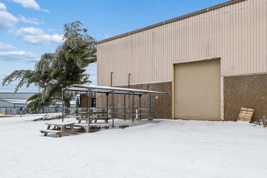 More Photos Of 411 Industrial Dr, White House Manufacturing For Lease
