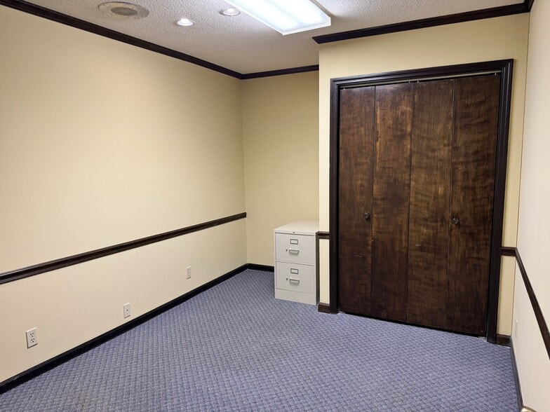 More Photos Of 151 SE Lakeshore Dr, Madison Medical For Sale