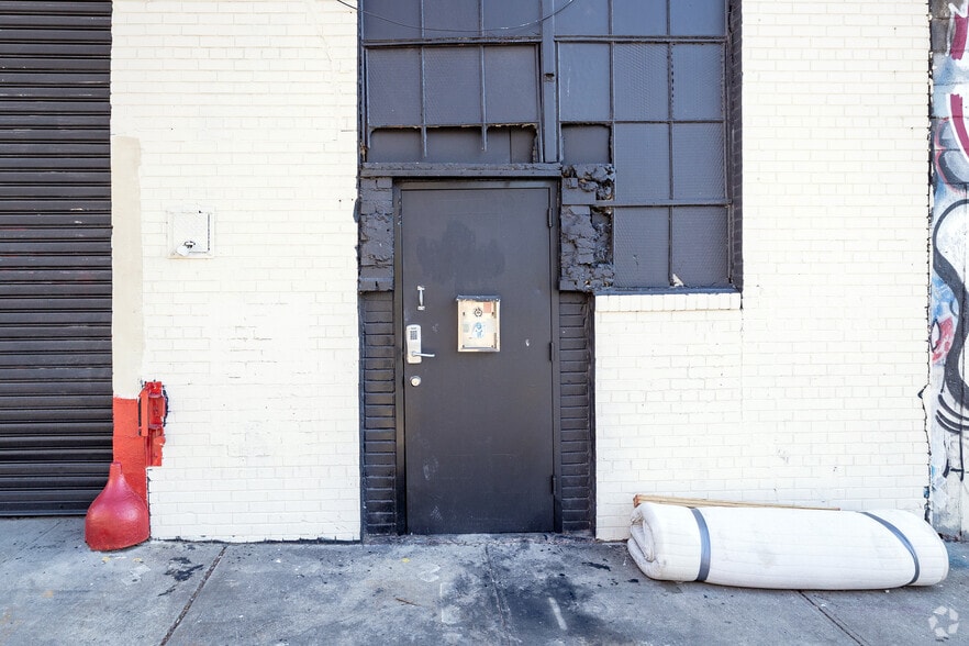 More Photos Of 272-280 Seigel St, Brooklyn Restaurant For Lease