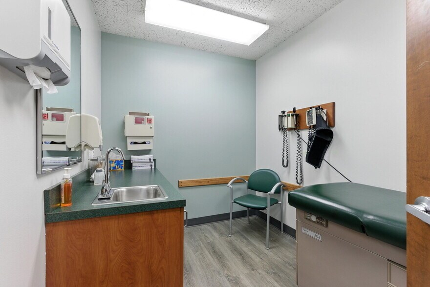 More Photos Of 400 NE Roberts Ave, Gresham Medical For Sale