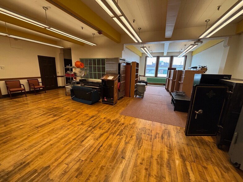 More Photos Of 92 Race St, Holyoke Bar For Lease