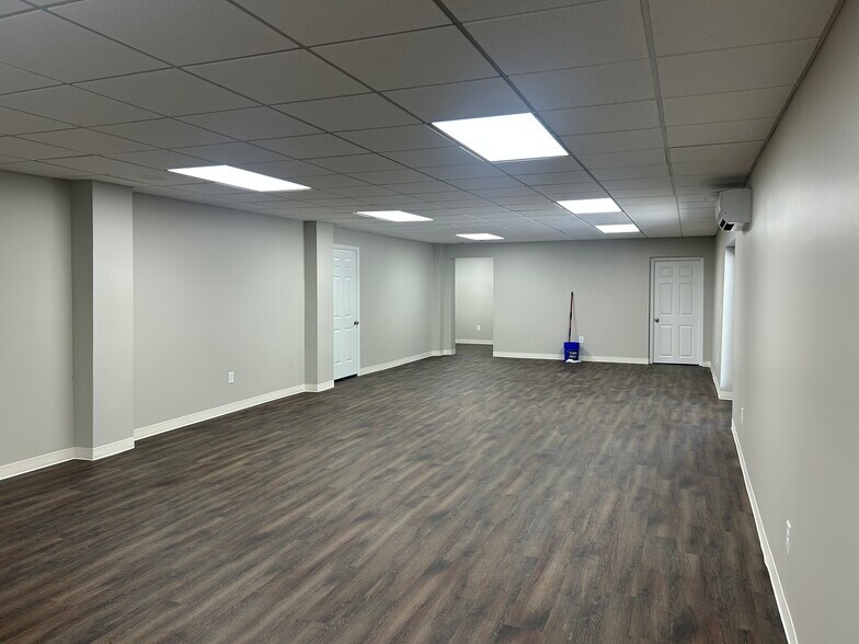 More Photos Of 453 Schmitt Rd, Rossville Warehouse For Lease