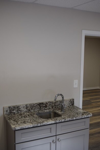 More Photos Of 4329 Emerson St, Jacksonville Warehouse For Lease