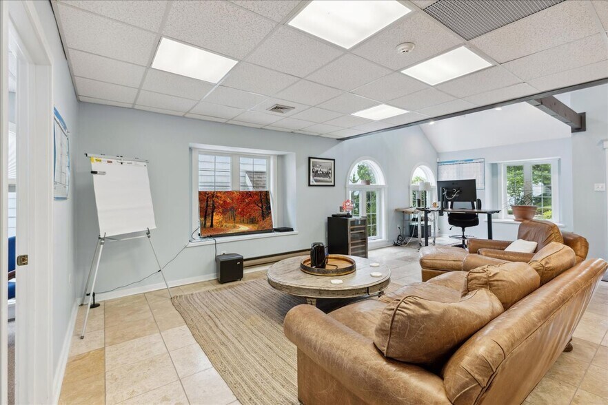 More Photos Of 10 Mystic Ln, Malvern Loft Creative Space For Sale