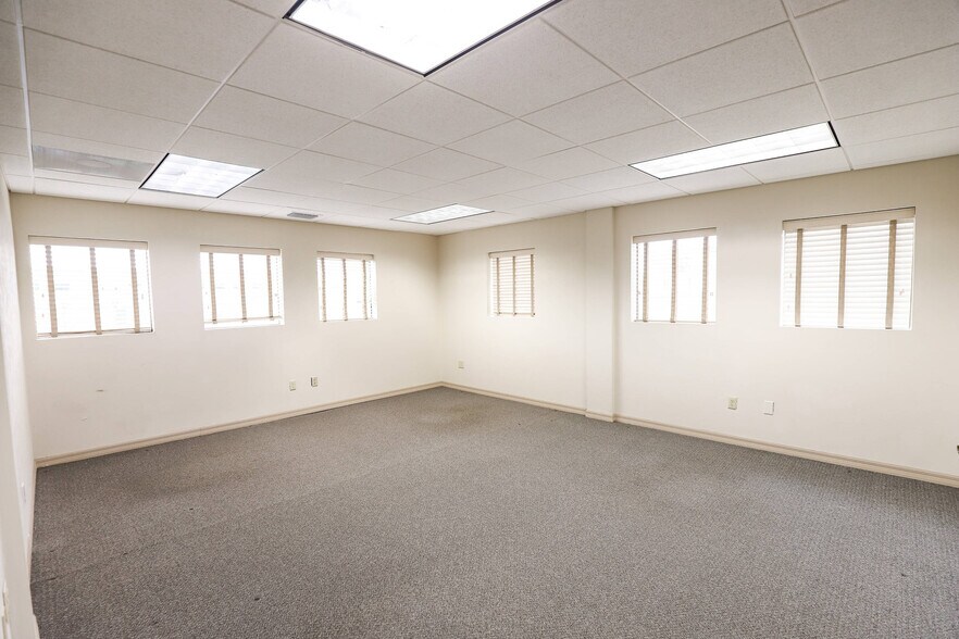 More Photos Of 200-204 W University Ave, Gainesville Office For Lease