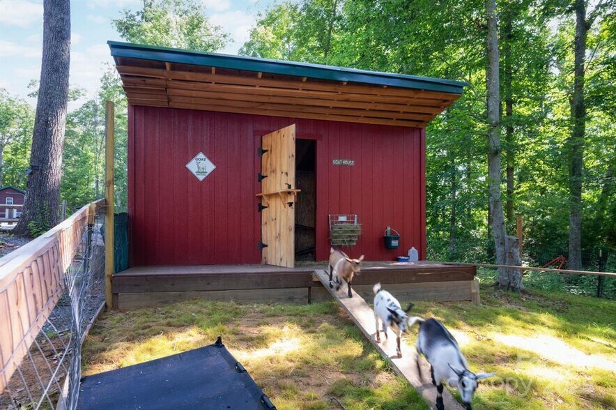 More Photos Of 127 Deer Hill Ln, Weaverville Specialty For Sale