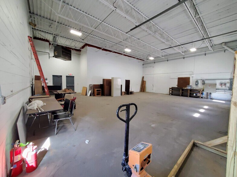 More Photos Of 238 Bay St, Queensbury Showroom For Lease