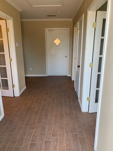 More Photos Of 5424 W Oak St, Palestine Showroom For Lease