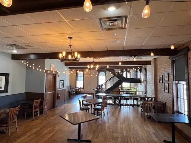 More Photos Of 98 W Main St, West Dundee Restaurant For Lease