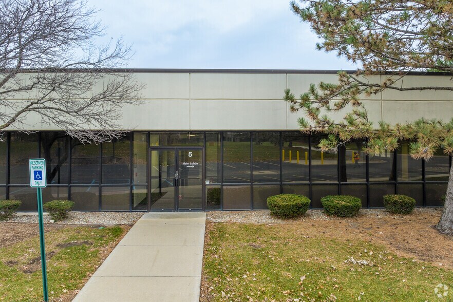 More Photos Of 15011 S Commerce Dr, Dearborn Flex For Sale