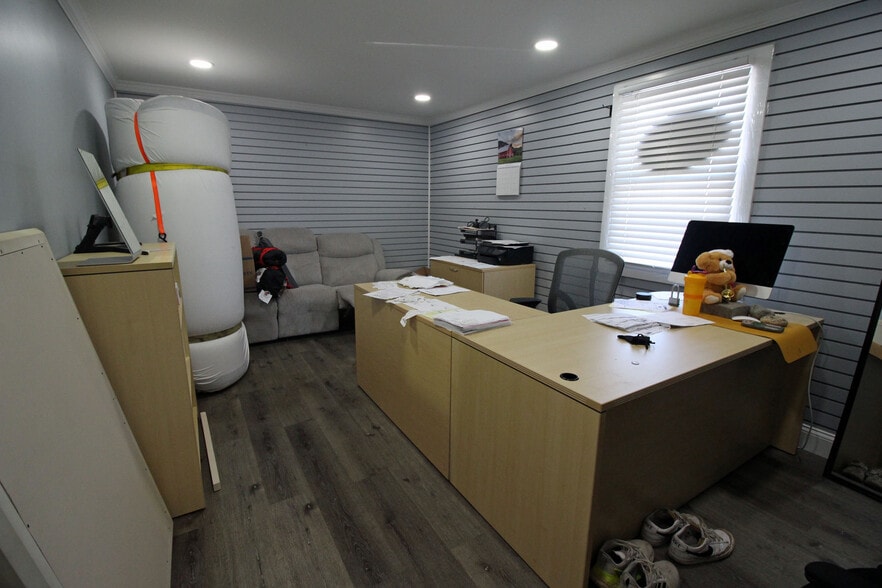 More Photos Of 5 Mill St N, Marlborough Flex For Lease