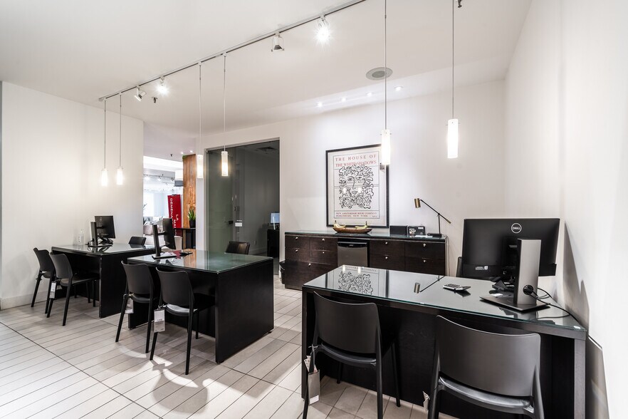 More Photos Of 9000-9012 Boul De L'acadie, Montréal General Retail For Lease