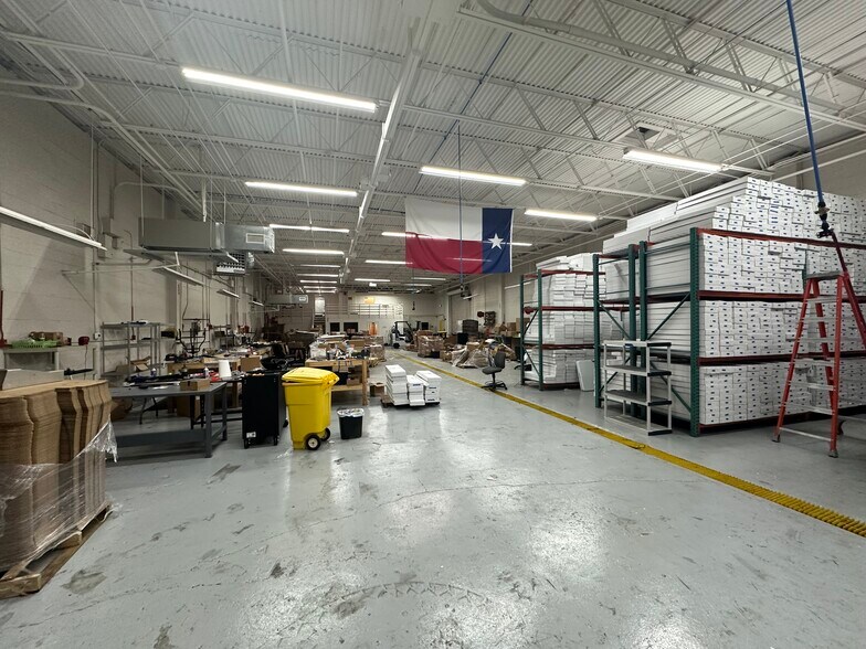 More Photos Of 3007 Crossview Dr, Houston Showroom For Sale