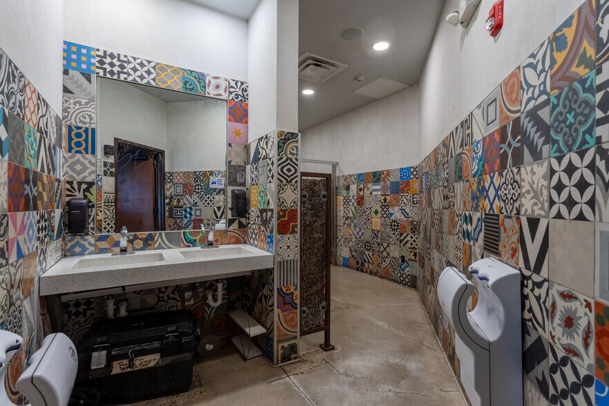 More Photos Of 7280 UTSA Blvd, San Antonio Freestanding For Sale