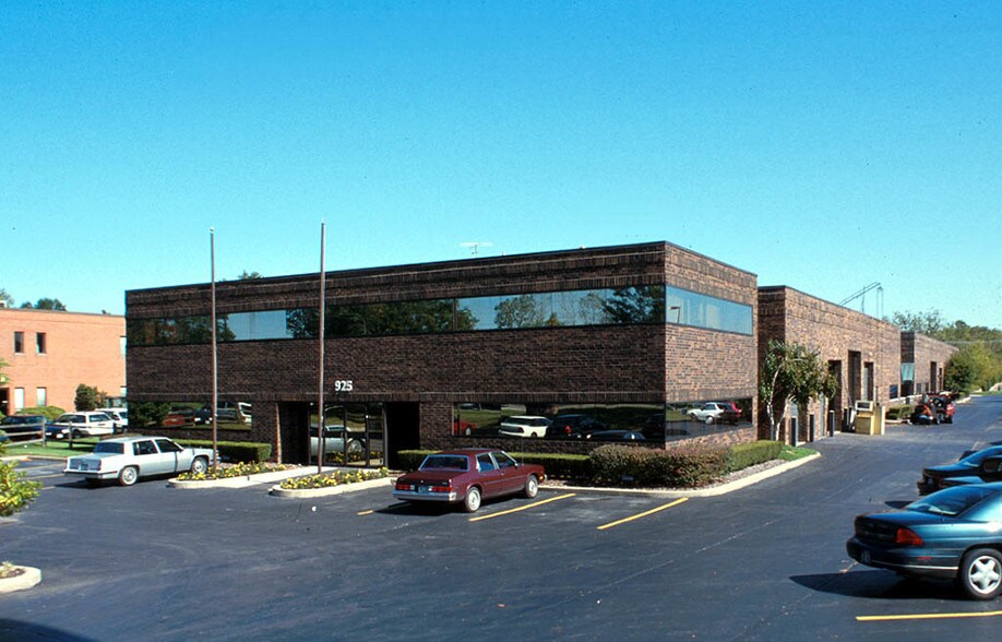 More Photos Of 910 Riverside Dr, Elmhurst Warehouse For Lease