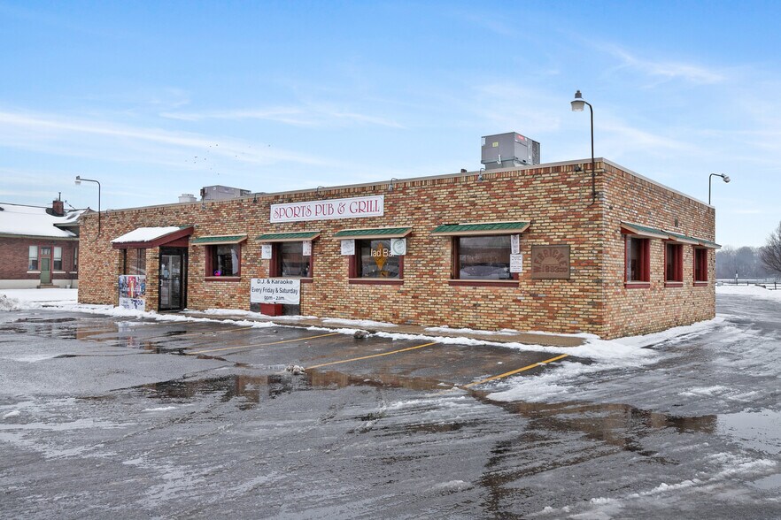 More Photos Of 135 N Bridge St, Belding Restaurant For Sale