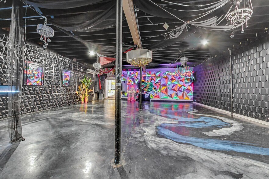 More Photos Of 3693-3705 W Grand Ave, Chicago Warehouse For Sale