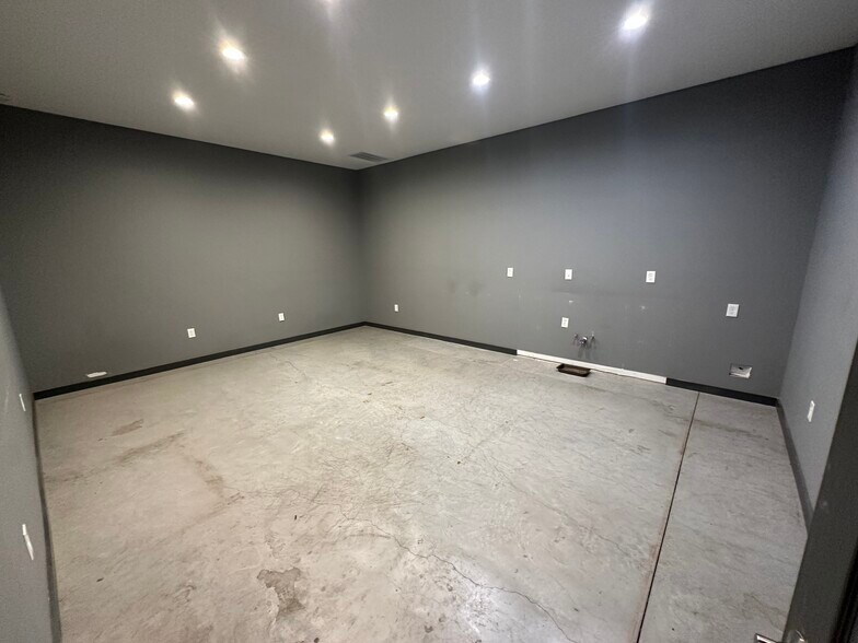 More Photos Of 13055 Harmon Rd, Fort Worth Warehouse For Lease