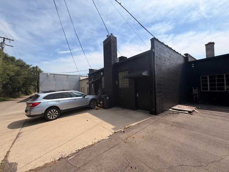 More Photos Of 28142 Woodward Ave, Royal Oak Storefront For Lease