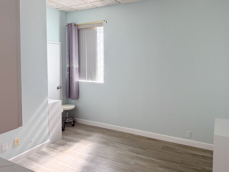 More Photos Of 18 Genevieve Pl, Great Neck Office For Lease