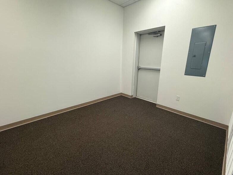More Photos Of 19295 N 3rd St, Covington Office For Lease